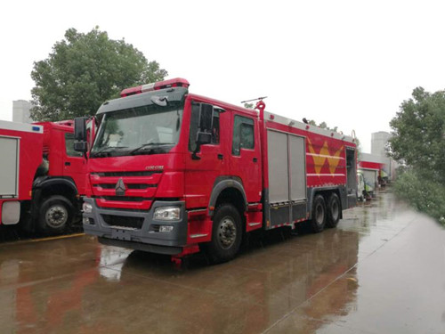 重汽豪沃雙排泡沫幹粉聯用消防車