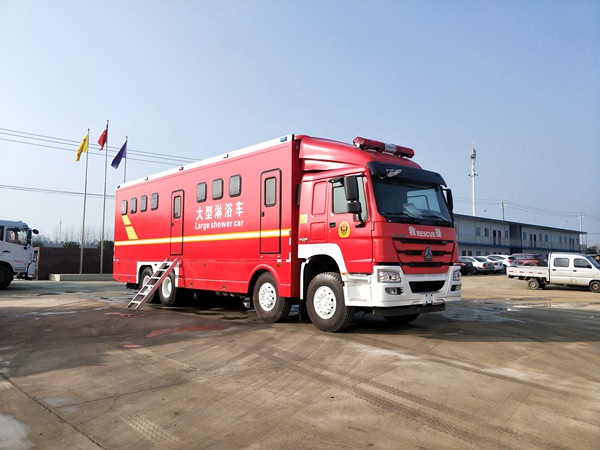 重汽豪沃前四後八淋浴車