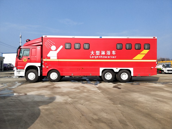 重汽豪沃前四後八淋浴車