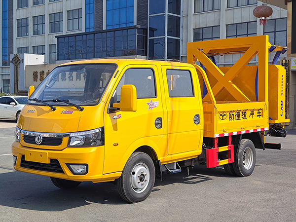 東風途逸藍牌70k防撞緩衝車