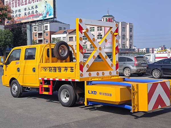 東風途逸藍牌70k防撞緩衝車
