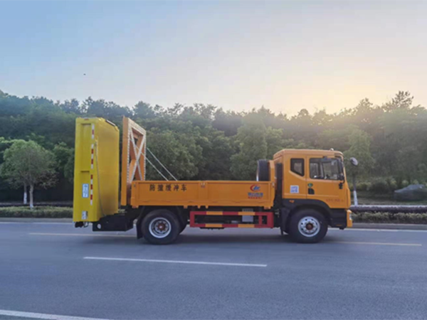 東風多利卡D9防撞緩衝車