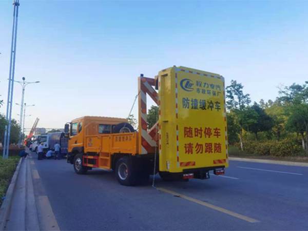 東風多利卡D9防撞緩衝車