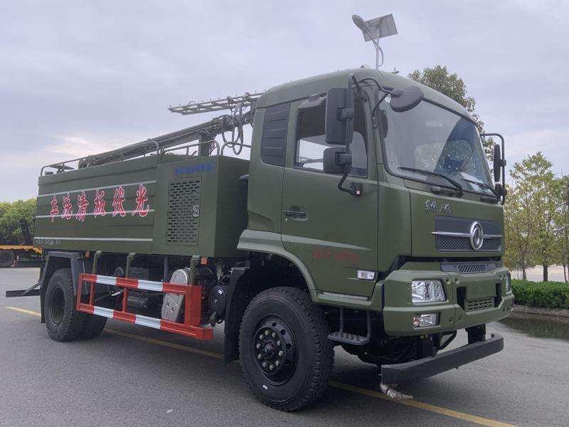 東風天錦四驅光伏板清洗車