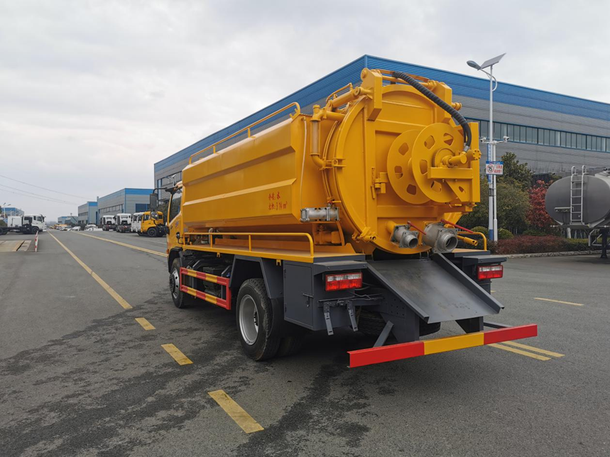 東風多利卡方罐清洗吸汙車