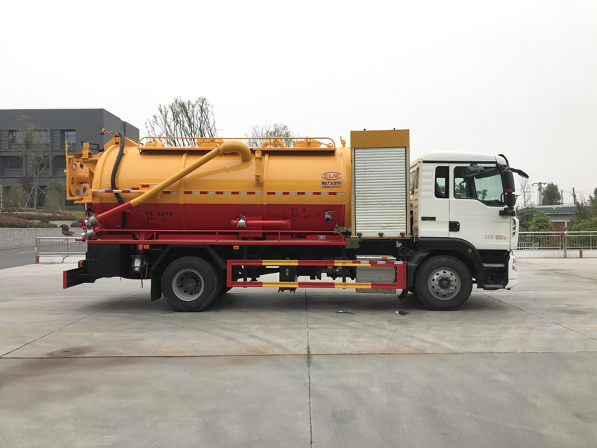 重汽豪沃單橋清洗吸汙車