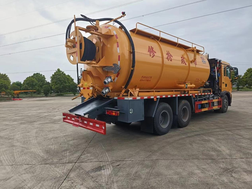 重汽豪沃後雙橋清洗吸汙車