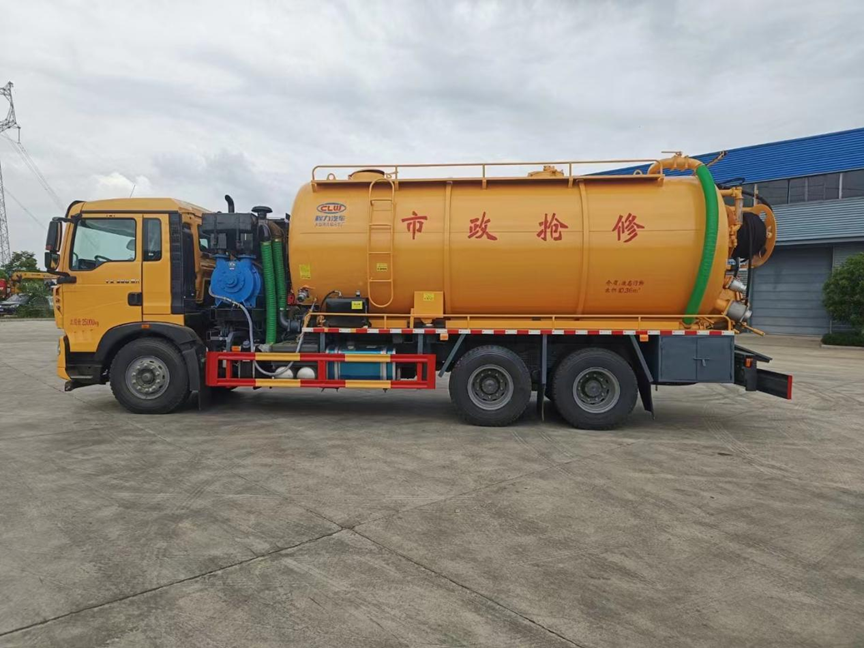 重汽豪沃後雙橋清洗吸汙車
