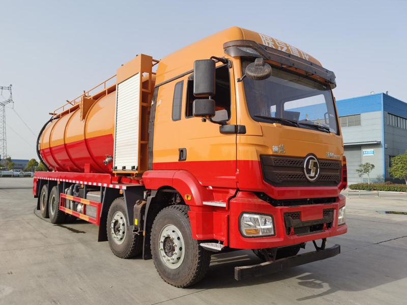 柳汽乘龍後八輪清洗吸汙車