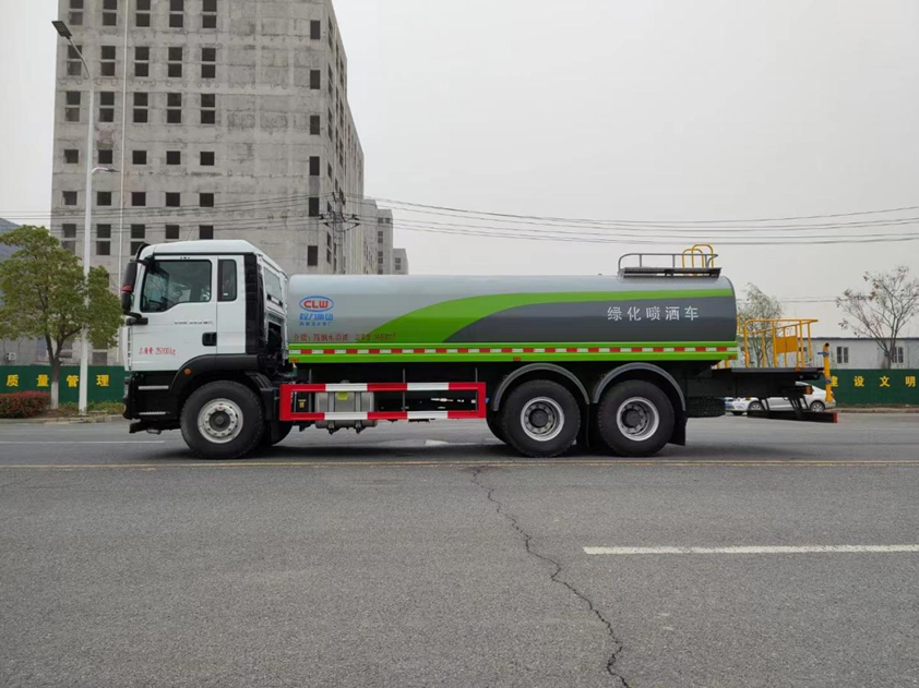 重汽汕德卡後雙橋17.8方綠化噴灑車