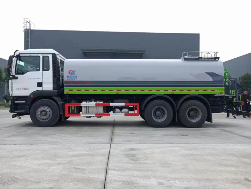 重汽汕德卡後雙橋係列18.79方綠化噴灑車